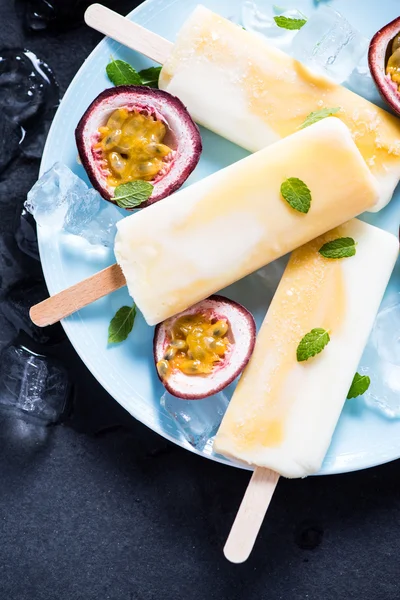 Hemgjord passion frukt och yoghurt popsicle — Stockfoto