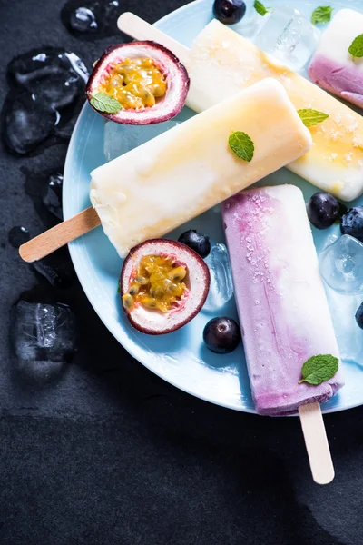 Sano spuntino rinfrescante, ghiacciolo fruttato — Foto Stock