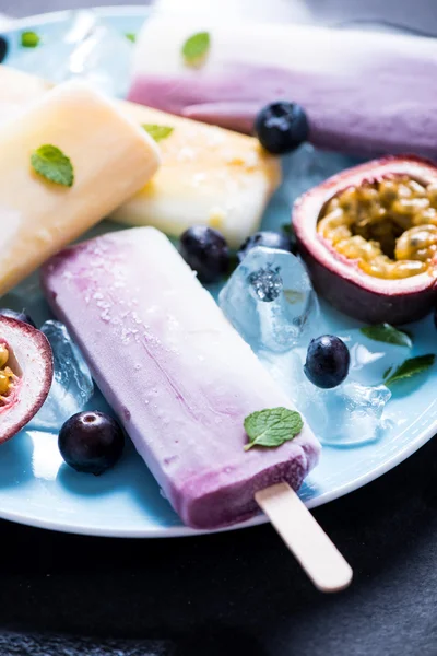 Healthy refreshing snack, fruity popsicle — Stock Photo, Image