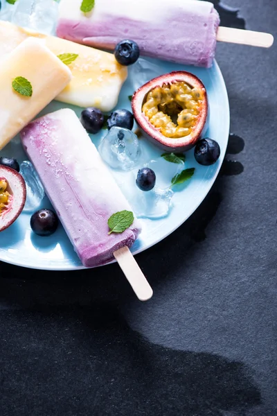 Sano spuntino rinfrescante, ghiacciolo fruttato — Foto Stock