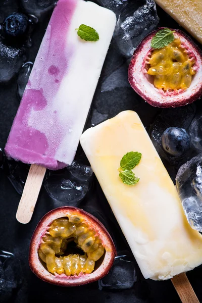 Sano spuntino rinfrescante, ghiacciolo fruttato — Foto Stock