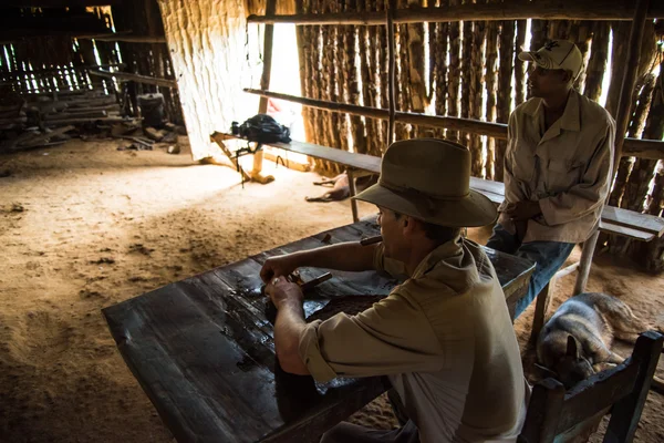 Vinales Valley, Cuba - 24 septembre 2015 : Jeune agriculteur cubain ma — Photo