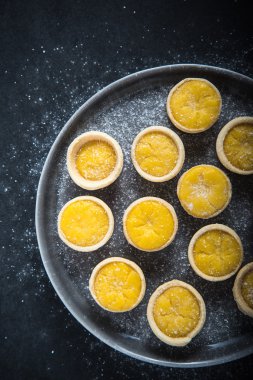 Mini limon kremalı tart plaka üzerinde