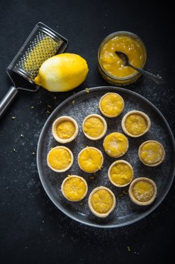 Mini limon kremalı tart plaka üzerinde