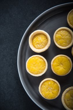 Mini limon kremalı tart plaka üzerinde