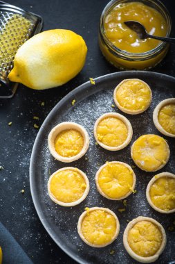 Portekizce mini limon kremalı Limon Lor ve taze meyve ile tarts