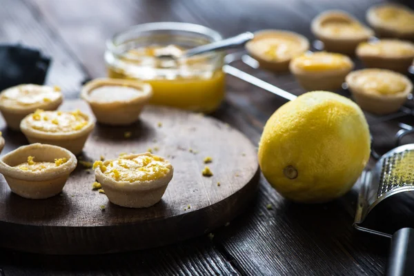 Mini-tarte cu lămâie și cremă pe placă de lemn — Fotografie, imagine de stoc