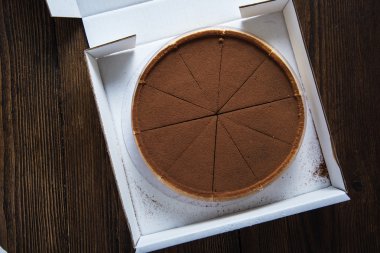 Çikolata ve kakao kek taşıma kutusunda