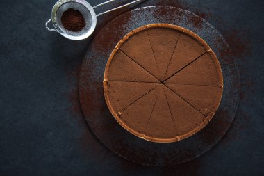 Çikolata haksız fiil koyu arka plan üzerine dilimlenmiş