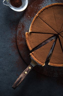 Çikolata haksız fiil koyu arka plan üzerine dilimlenmiş