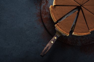 Çikolata haksız fiil koyu arka plan üzerine dilimlenmiş