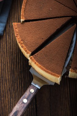 Yukarıdan çikolatalı pasta dilimlenmiş