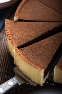 Yukarıdan çikolatalı pasta dilimlenmiş