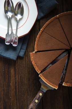 Yukarıdan çikolatalı pasta dilimlenmiş