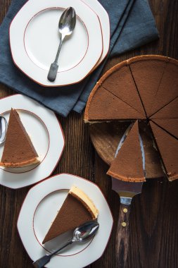 Ev yapımı çikolatalı pasta dilimi hizmet