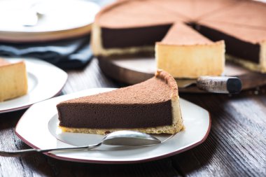 Ev yapımı çikolatalı pasta dilimi hizmet