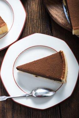 Ev yapımı çikolatalı pasta dilimi hizmet