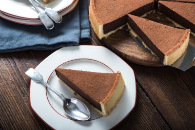 Ev yapımı çikolatalı pasta dilimi hizmet