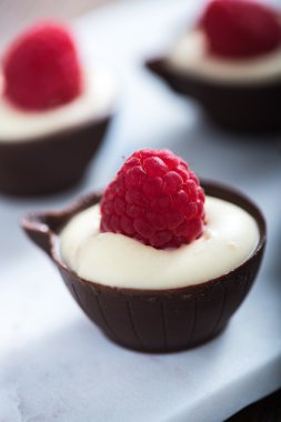 Krem ve ahududu dolu koyu çikolata Kupası