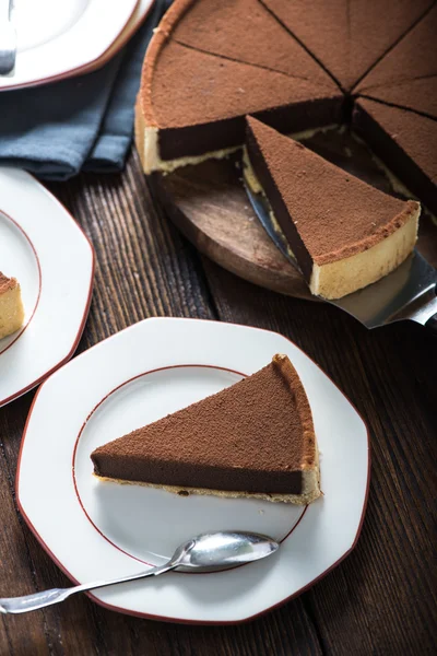 Serveren segment van zelfgemaakte chocoladetaart — Stockfoto