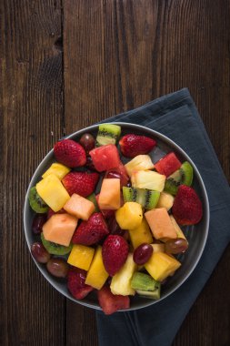 Plaka sağlıklı egzotik meyve dilimleri tam