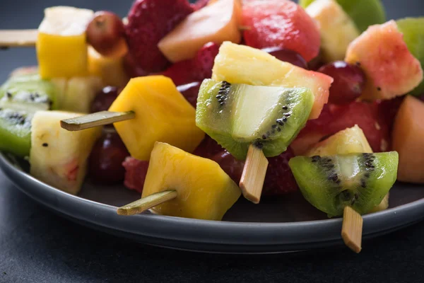 Здоровые закуски, экзотические фруктовые кебабы — стоковое фото