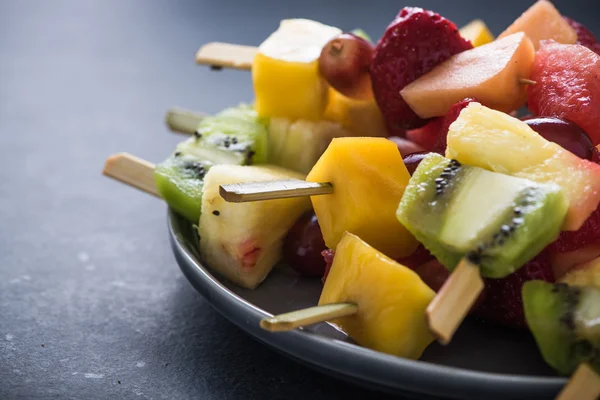 Snacks saludables, kebabs de frutas exóticas —  Fotos de Stock