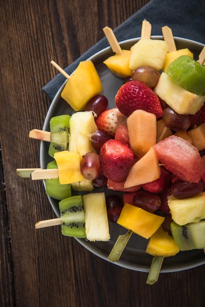 Здоровые закуски для вечеринок, фруктовые кебабы — стоковое фото