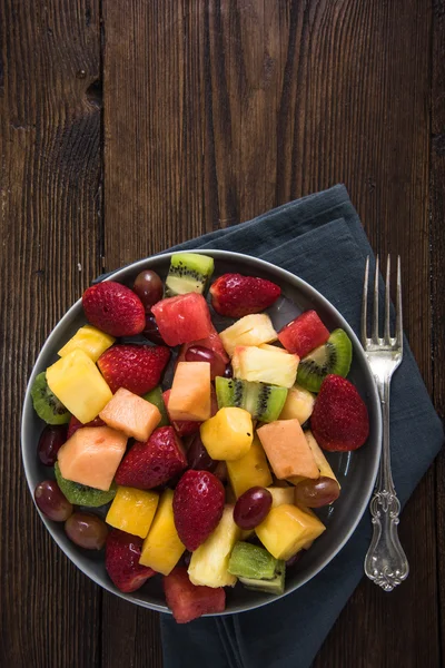 Тарелка, полная здоровых экзотических фруктовых ломтиков — стоковое фото
