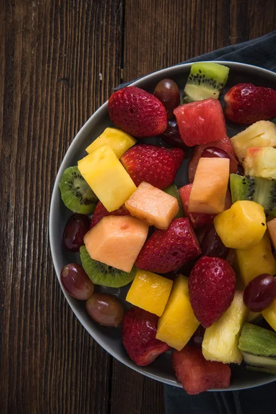 Тарелка, полная здоровых экзотических фруктовых ломтиков — стоковое фото