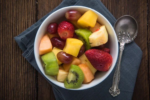 Здоровая концепция завтрака, миска фруктов — стоковое фото