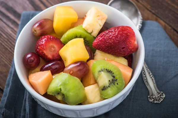 Concepto de desayuno saludable, tazón de frutas — Foto de Stock