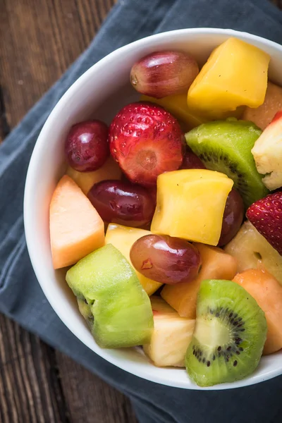 Здоровая концепция завтрака, миска фруктов — стоковое фото