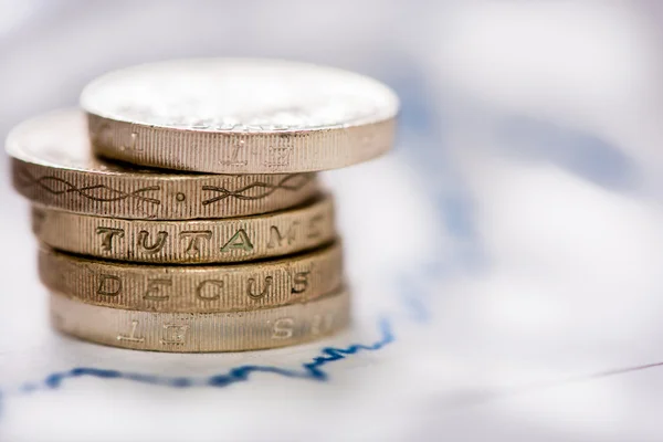 Pila de monedas sobre fondo borroso —  Fotos de Stock