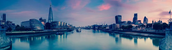 Panoramic view on London and Thames at twilight, from Tower Brid — Stock Photo, Image