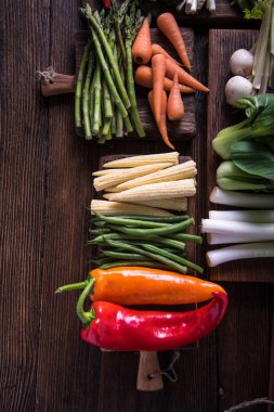 Rustik panoları kesim üzerinde taze sebze