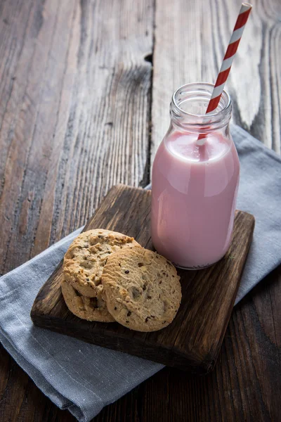 Erdbeer-Milchshake und hausgemachte Kekse — Stockfoto