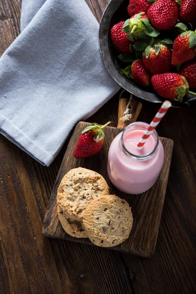 いちごのミルクセーキと自家製クッキー — ストック写真
