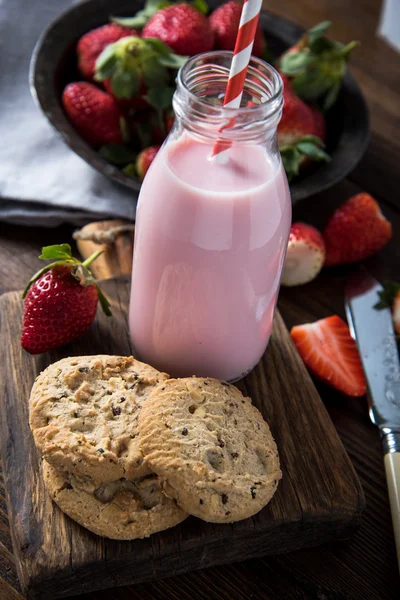 Erdbeer-Milchshake mit frischen Beeren — Stockfoto