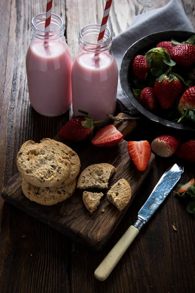 Servant un petit déjeuner d'été rafraîchissant — Photo