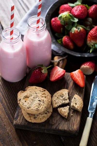 Servant un petit déjeuner d'été rafraîchissant — Photo