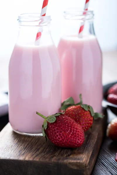 Milkshake de fresa en vidrio vintage — Foto de Stock