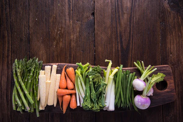 Fondo alimentario, verduras frescas en la tabla de cortar — Foto de Stock