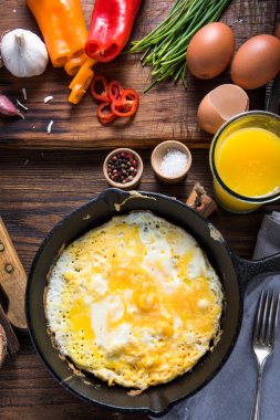 Rustik tavada klasik çırpılmış yumurta