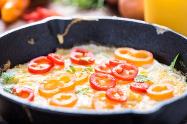 Sağlıklı kahvaltı fikri üzerine ahşap masa