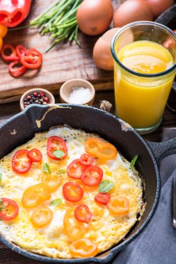 Sağlıklı kahvaltı fikri üzerine ahşap masa