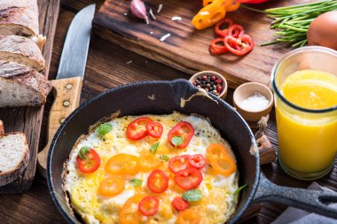 Sağlıklı kahvaltı fikri üzerine ahşap masa