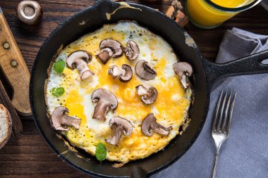 Sağlıklı kahvaltı fikri üzerine ahşap masa