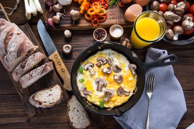 Sağlıklı ve klasik brunch, basit scrambeld yumurta