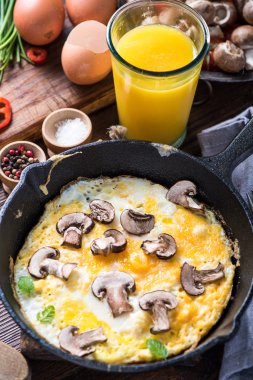 Sağlıklı ve klasik brunch, basit scrambeld yumurta